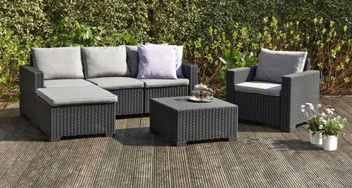 Садовая мебель доступна в двух разных цветах: графитовая версия с серыми подушками и капучино с песчаными подушками